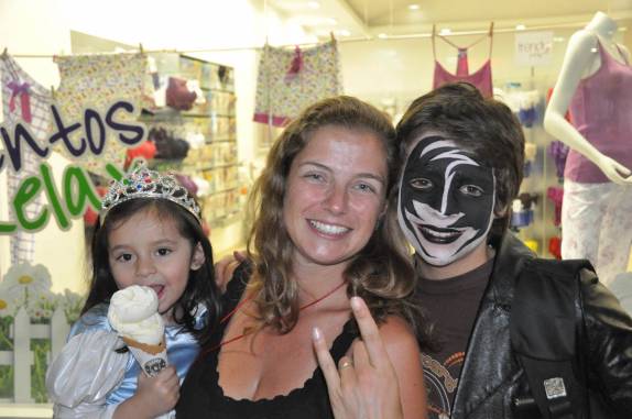 Com a Amelie e o Jaime na celebração do Dia das Bruxas em shopping de Bogotá, na Colômbia